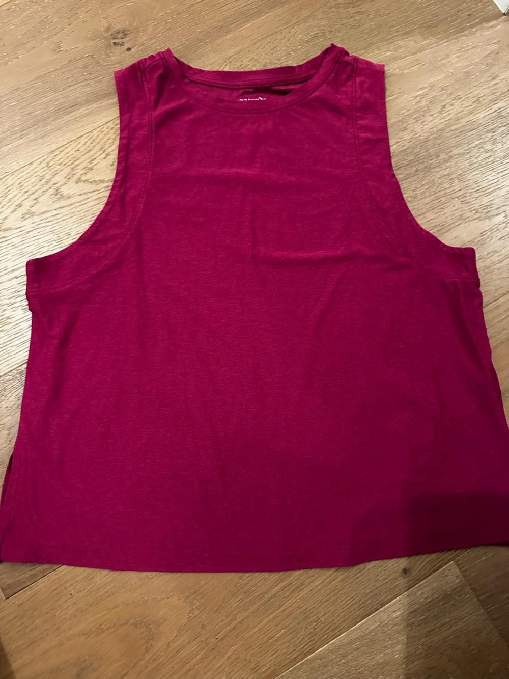 Old Navy active cloud motion Women's Sleeveless Tank Top - Fuchsia small